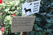 Von Privaten wurden Tafeln angebracht, die auf das Kotproblem aufmerksam machen. (Bild: PD)