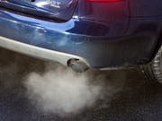 Erstmals seit 1996 haben letztes Jahr Treibstoffverbrauch und CO2-Ausstoss neuer Autos wieder zugenommen. (Bild: KEYSTONE/GAETAN BALLY)