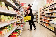 Einkaufen ist in Gams am Freitag bis 21 Uhr möglich. (Bild: Christian Beutler/Keystone)