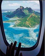 Der Blick aus dem Flugzeug auf Bora Bora