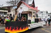 Dieser Wagen einer Unterägerer Gruppe sorgt bei manchen Besuchern für Empörung. (Bild: Christian H. Hildebrand (Allenwinden, 10. Februar 2018))