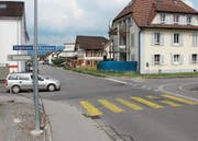 Auf der Schmitterstrasse, bei der Einmündung von Steigstrasse und Kugelgasse, wird der Rechtsvortritt oft nicht gewährt. Wer von hinten auf diese Kreuzung zufährt, müsste dem wartenden Auto den Vortritt lassen. (Bild: gb)