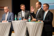 Die Regierungsratskandidaten Rolf Born (von links), Moderator Florian Ulrich, Fabian Peter und Jim Wolanin an der FDP-Delegiertenversammlung der FDP. Bild: Philipp Schmidli (Sempach, 28. Juni 2018 )