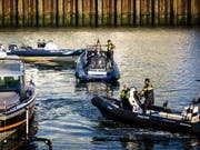 Die Wasserpolizei schleppt eines der beiden Unfallboote nach dem tödlichen Zusammenstoss ab. (Bild: KEYSTONE/EPA ANP/BART MAAT)
