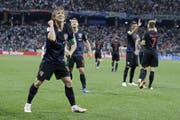 Luca Modric (vorne) und die Kroaten stehen mit drei Siegen im Achtelfinal. (Bild: AP)