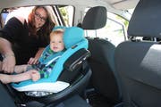 Autositz-Verkäuferin Jessica Lombardi mit ihrem Sohn, der die Reisen jeweils rückwärts fahrend mitmacht (Bild: Simon Dudle)
