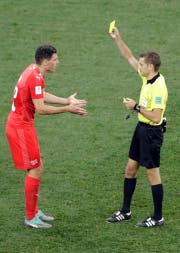 Schiedsrichter Clement Turpin zeigt Fabian Schär Gelb. (Mark Baker/AP)