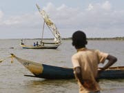 Ein Junge wartet auf die Rückkehr eines Fischerbootes auf dem Turkanasee in Kenia. Die Nationalparks am See wurden auf die Liste des gefährdeten Welterbes der Unesco aufgenommen. (Bild: Keystone/EPA/DAI KUROKAWA)