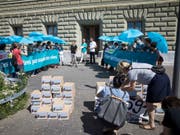 Übergabe der Petition für «sichere und legale Fluchtwege in die Schweiz» am Donnerstag in Bern. (Bild: Keystone/Daniel Rihs)