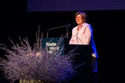 Abschlussfeier der PH Zug im Theater Casino Zug. Vroni Straub hält eine Rede zu Ehren der Diplomanden. (Bild: Maria Schmid (Zug, 28. Juni 2018 ))