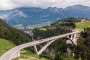 Postauto auf der neuen Taminabrücke auf der Linie Bad Ragaz–Vättis(–Gigerwald). (Bild: Urs Bucher (Pfäfers, 28. Juni 2018))