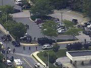 Fernsehbilder zeigen den Polizeieinsatz vor dem Gebäude der «Capital Gazette» in Annapolis. (Bild: Keystone/AP/)