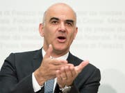 Sozialminister Alain Berset will Erwerbstätige entlasten, die kranke Angehörige betreuen. So sollen Eltern schwerkranker oder verunfallter Kinder einen Betreuungsurlaub nehmen können. (Bild: KEYSTONE/PETER SCHNEIDER)