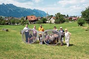 Bei der Einweihung der Riesenbrille waren auch Vertreter von Federer Augenoptik und von der Frommelt Zimmerei anwesend. (Bild: Saskia Bühler)