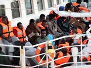 Bei den von der «Lifeline» geretteten Menschen handelt es sich vor allem um Flüchtlinge aus dem Sudan. (Bild: KEYSTONE/EPA/DOMENIC AQUILINA)