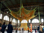 Soll die Pendler entschleunigen: Der «GaiaMotherTree» des brasilianischen Künstlers Ernesto Neto. (Bild: KEYSTONE/WALTER BIERI)