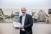 Der Luzerner Staatsarchivar Jürg Schmutz im Festsaal des Stifttheaters in Beromünster. Bild: Nadia Schärli (7. November 2017)