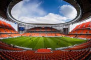 Das Stadion in Jekaterinburg mit seinen Stahltribünen wird zurückgebaut. Bild: Anton Basanaev/AP