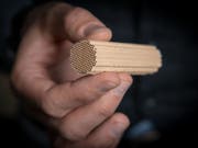 Das Trägermaterial des Katalysators erinnert in seiner Struktur an einen Schwamm. Der Katalysator behandelt das Abgas auch bei niedrigen Temperaturen von Magermixmotoren wirksam. (Bild: Paul Scherrer Institut/Mahir Dzambegovic)