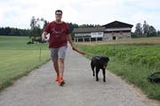 Hier ist es passiert: Boris Zaalberg mit Labrador Chuck beim Spazieren in der Sömmeri. (Bild: Simon Dudle)