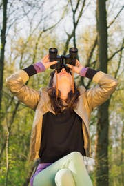 Vögel beobachten heisst auch nach oben schauen statt ständig aufs Handy. (Bild: Getty)