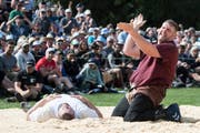 Christian Stucki (rechts) beim Sieg im Schlussgang gegen Florian Gnägi am Schwarzsee Schwinget. Kann er auch am Sonntag in Ruswil feiern? Bild: Peter Schneider/Keystone (Schwarzsee, 24. Juni 2018)