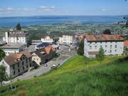 Die Überbauung soll links von der "Holzkirche" (im Bild rechts) realisiert werden. (Bild: Peter Eggenberger)