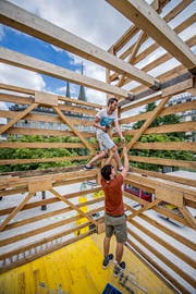 Hier entsteht der riesige Holzturm beim Pavillon am See. (Bild: Pius Amrein, 29. Juni 2018.)