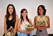 Für die besten schulischen Abschlüsse erhielten Sassly von Salis, Ladina Gadient und Aisha Gubser (von links) eine Auszeichnung am BZSL. (Bild: Markus Roth)