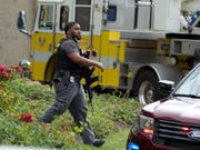 Ein US-Polizist auf dem Gelände des Firmengebäudes in Annapolis im Bundesstaat Maryland, wo sich in der Redaktion der Zeitung «The Capital Gazette» eine Schiesserei ereignet hatte. (Bild: KEYSTONE/FR159526 AP/JOSE LUIS MAGANA)