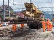 SBB-Mitarbeiter beim Ausbau von Schienen im Bahnhof Konolfingen. Der Bahnhof wird bis im Jahr 2020 ausgebaut. Aktuell wird an einem neuen Perron gearbeitet. (Bild: KEYSTONE/MARCEL BIERI)