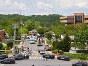Polizei und Rettungskräfte vor dem Gebäude der «Capital Gazette». (EPA/TONY LEWIS JR.)