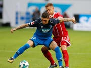 Hoffenheims Steven Zuber im Zweikampf mit Bayern Münchens Joshua Kimmich (Bild: KEYSTONE/AP/MICHAEL PROBST)