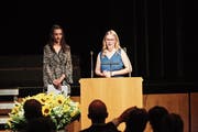 Hielten die Festrede: Tanishs Giger (links) und Nadine Seiler. (Bild: Jakob Ineichen (Zug, 29. Juni 2018))