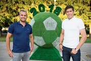 Alexandre Comisetti (links) und Benjamin Huggel trauen dem Nationalteam vieles zu: «Im Fussball ist fast nichts Zufall.» (Bild: Laurent Gilliéron/Keystone (Togliatti, 29. Juni 2018))