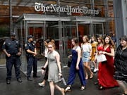 Nach dem Angriff auf eine Zeitungsredaktion in der US-Stadt Annapolis wurde der Schutz von Redaktionen im ganzen Land verstärkt, darunter auch am Eingang zur New York Times. (Bild: KEYSTONE/EPA/PETER FOLEY)