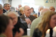 Alt Regierungsrat Bruno Leuthold an der Feier zu seinem 90. Geburtstag im Oktober 2013 in der Schmiedgasse in Stans. (Bild Corinne Glanzmann)