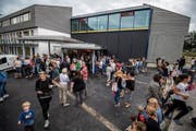 Schüler, Eltern und Interessierte begutachten die Erweiterungen am Schulhaus Trittenbach. Für alle Besucher gibt es kostenloses Essen und Trinken. (Bild: Reto Martin)