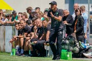 Noch coacht der neue St.Gallen-Trainer Peter Zeidler sein Team in Testspielen - bald gilt es jedoch ernst in Meisterschaft und Cup. (Bild: Andy Müller/Freshfocus)
