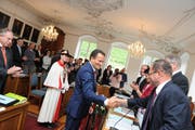 Peter Wälti (CVP, Giswil) wird zum neuen Präsidenten des Kantonsrats Obwalden gewählt – auf unserem Bild gratuliert ihm Regierungsrat Josef Hess. (Bilder: Markus von Rotz (Sarnen, 29. Juni 2018))