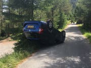 Im Engadin gegen einen Stein geprallt und auf dem Dach gelandet: Die Lenkerin aus den Niederlanden verletzte sich beim Selbstunfall leicht. (Bild: Kapo GR)