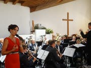 Sängerin Sabrina Sauder und die Stadtmusik Bischofszell beim gemeinsamen Konzert in der Johanneskirche. (Bild: Erwin Schönenberger)