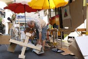 Adrian Hossli packt beim Aufbau an. (Bild: Ahmad Alizada)