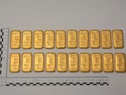 Die von der Polizei an der Grenze im Bergell entdeckten Goldbarren. (Bild: Kapo GR)