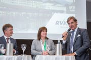Arzt Josef E. Brandenberg (rechts) im Gespräch mit Verena Nold, Direktorin des Krankenkassenverbands Santésuisse und Moderator Hannes Blatter. (Bild: RVK/Monique Wittwer, Luzern, 29. Juni 2018)