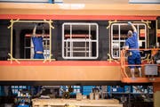 Blick in die Produktion der Stadler Rail in Bussnang Die Verhandlungen über einen möglichen Auftrag von 1,3 Milliarden mit dem Iran sind suspendiert worden. (Bild: Reto Martin).