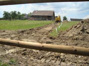 Zwischen der ehemaligen Scheune und dem Seeradweg sind Terrainarbeiten im Gang. Bild: Max Eichenberger