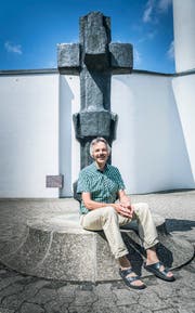 Gemeindehelfer Daniel Aebersold auf dem Platz vor der Bischofszeller Johanneskirche. (Bild: Andrea Stalder).