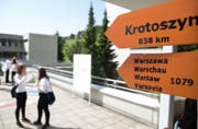 Wegweiser nach Polen - hier im Krienser Schulhaus Roggern.Bild PD