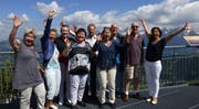 Freuen sich über die neu gewonnene Freizeit (von links): Vreny Würsch, Claudia Clifford, Brigitte Durrer, Ruth Marfurt, Kurt Mathis, Monika Egli, Peter Baumann, Martin Odermatt und Bea Kaiser. (Bild: PD)